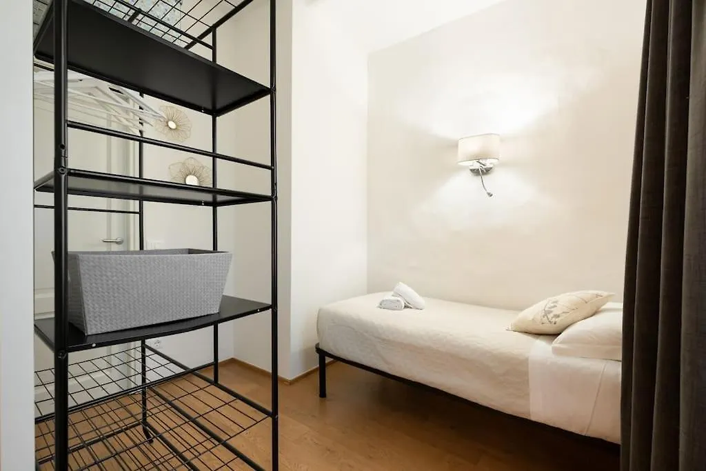 Keys Of Italy - Alberobs 15 Tot - Cozy Apartments Nearby Train Station Florença 0*,  Itália